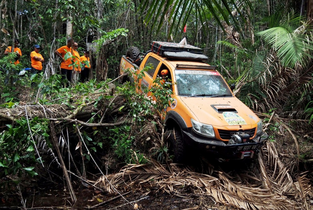 Sebelumnya tim IOX Overland Celebes 2017 juga menempuh jalur off-road yang penuh tantangan. Banyak jalur menembus hutan yang tidak dapat dilalui sehingga terpaksa mencari rute baru.    