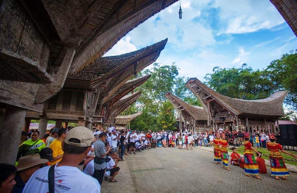 Setibanya di Lolai, para peserta IOX Celebes 2017 disambut tari Sanda Oni. Penyambutan berlangsung di Kete Kesu, sebuah desa wisata yang dikenal dengan deretan rumah dan lumbung adat. 