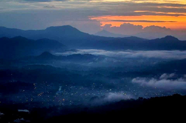 Pemandangan dari Lolai saat fajar. Hamparan awan di bawah dataran tinggi ini adalah asal muasal Lolai berjuluk Negeri di Atas Awan.