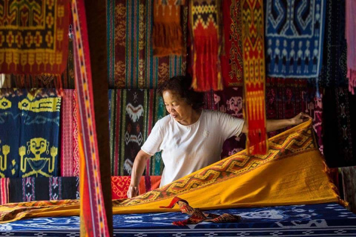 Kain tenun ikat khas Toraja di Desa Galugu Dua ini jadi buah tangan wajib para peserta IOX Celebes 2017 sekembalinya ke daerah dan negara masing-masing.