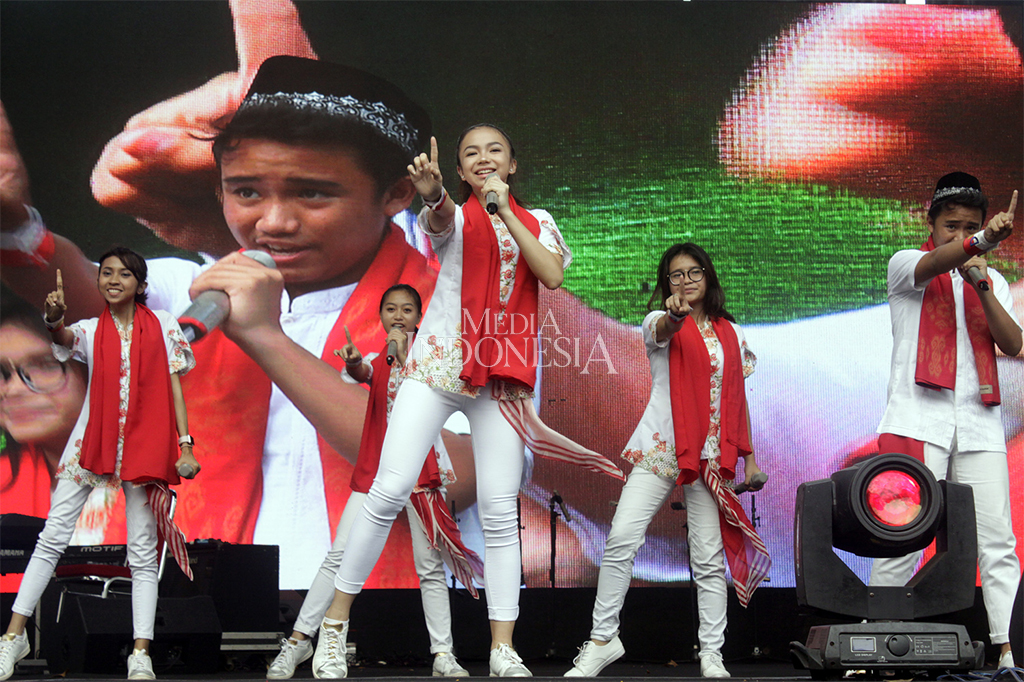 Aksi vokal grup Duta Cinta asuhan Titik Puspa menyanyikan lagu kebangsaan saat acara Kaleidoskop dan Terimakasih Gubernur 2012-2017 di Lapangan Banteng, Jakarta.