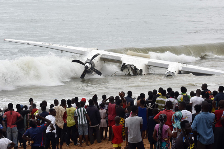 Sebuah pesawat jatuh ke laut lepas Pantai Gading, beberapa saat setelah burung besi itu lepas landas dari Bandara Internasional Abidjan.
