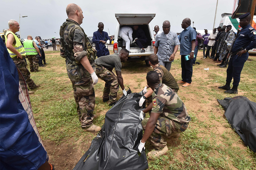 Empat warga Republik Moldova tewas, kata pihak berwenang di Pantai Gading. Dua warga Moldova lainnya dan empat warga Perancis yang semuanya tentara, juga terluka.