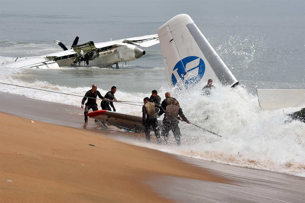 Tim penyelamat menarik reruntuhan sebuah pesawat kargo setelah jatuh di laut dekat bandara internasional di kota utama Pantai Gading, Abidjan
