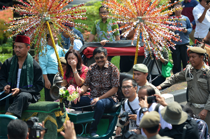 Setelah memberi sambutan di depan pegawai DKI, Djarot dan istrinya, Happy Farida, diarak dengan menggunakan kereta kuda menuju gedung Joang 45. 