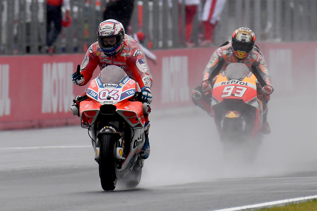 Balapan MotoGP Jepang berlangsung dalam cuaca hujan. Lintasan pun tampak basah dan membuat para pebalap harus ekstra waspada.