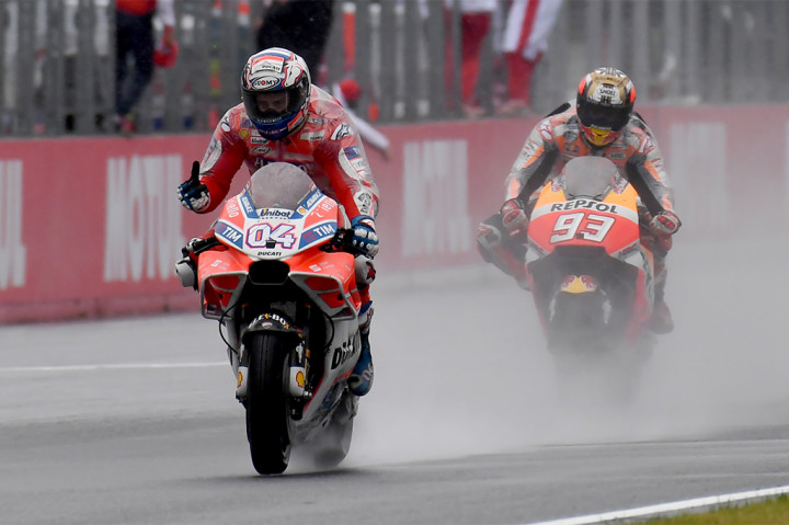 Balapan MotoGP Jepang berlangsung dalam cuaca hujan. Lintasan pun tampak basah dan membuat para pebalap harus ekstra waspada.