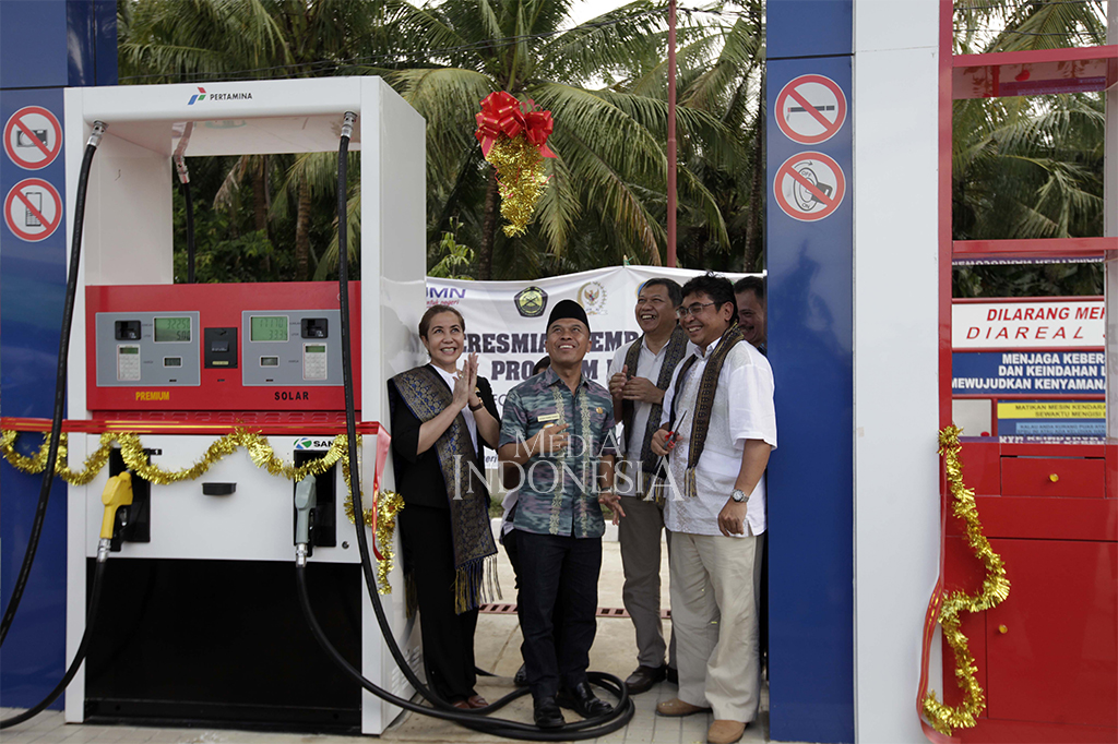 
Peresmian SPBU Modular Paloh ditandai pengguntingan pita oleh Komite BPH Migas M Ibnu Fajar didampingi Direktur Pembinaan Usaha Hilir Migas Kementerian ESDM Harya Adityawarman, General Manager MOR VI PT Pertamina (Persero) Yanuar Budi Hartanto, Bupati Sambas Atbah Romin Suhaili, dan Anggota Komisi VII DPR Katherine Angela Oendoen.