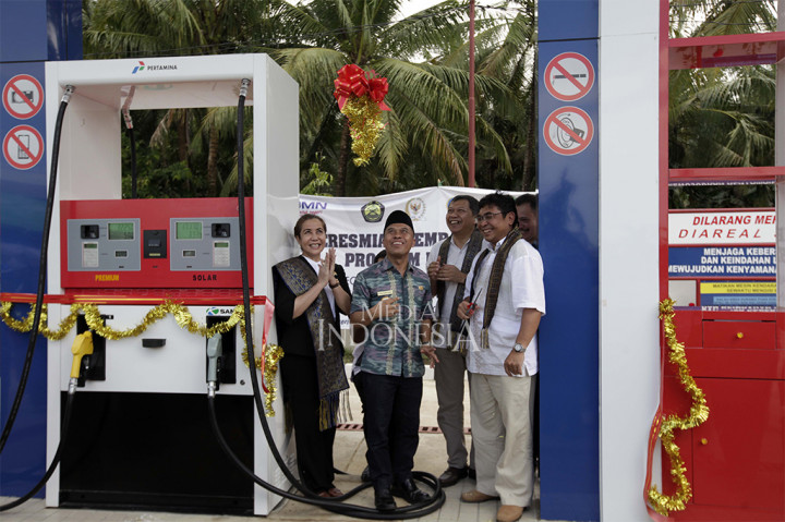 
Peresmian SPBU Modular Paloh ditandai pengguntingan pita oleh Komite BPH Migas M Ibnu Fajar didampingi Direktur Pembinaan Usaha Hilir Migas Kementerian ESDM Harya Adityawarman, General Manager MOR VI PT Pertamina (Persero) Yanuar Budi Hartanto, Bupati Sambas Atbah Romin Suhaili, dan Anggota Komisi VII DPR Katherine Angela Oendoen.