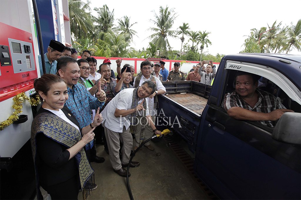 Masyarakat menyambut gembira hadirnya SPBU di Kecamatan Paloh karena kini mereka tidak perlu lagi pergi ke Kota Kabupaten Sambas yang harus ditempuh sekitar dua jam perjalanan untuk membeli BBM.