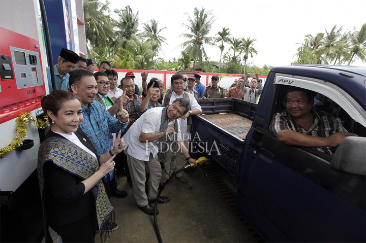 Masyarakat menyambut gembira hadirnya SPBU di Kecamatan Paloh karena kini mereka tidak perlu lagi pergi ke Kota Kabupaten Sambas yang harus ditempuh sekitar dua jam perjalanan untuk membeli BBM.
