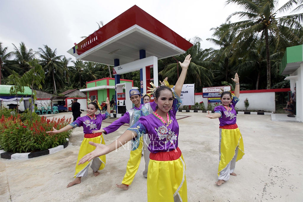 Penari mempertunjukkan tari sekapur sirih ketika acara pembukaan SPBU program 