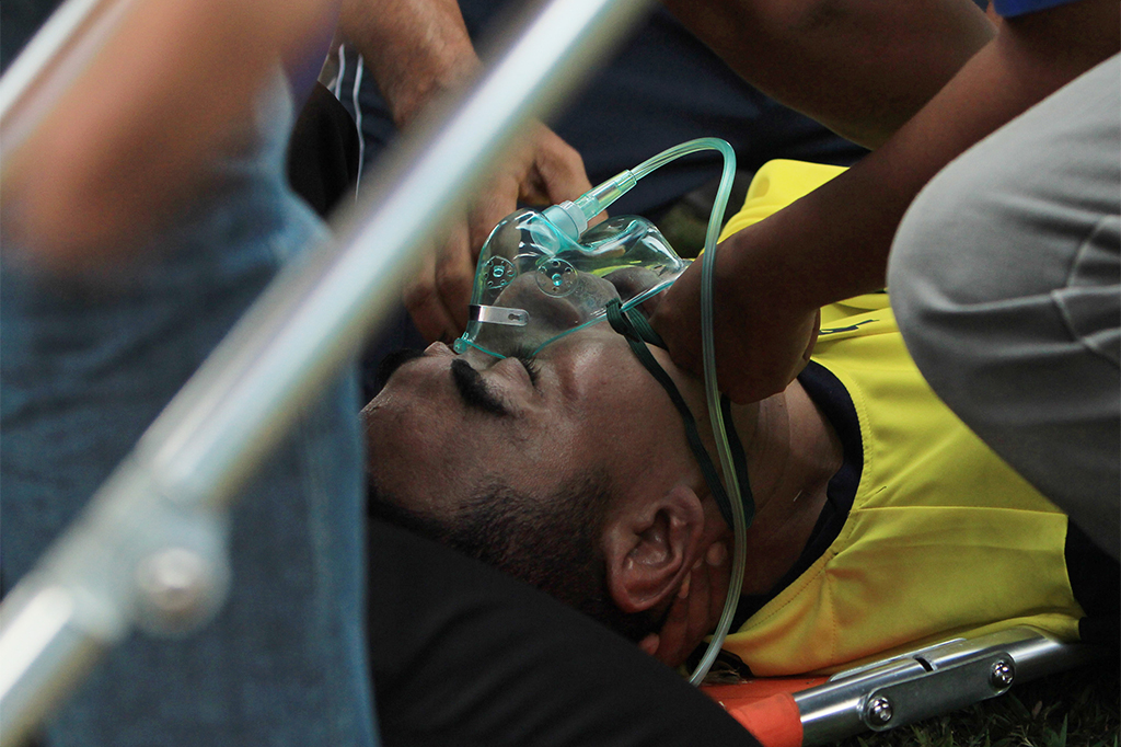 Kiper berusia 38 tahun itu jatuh pingsan sehingga langsung dibawa ke rumah sakit dengan menggunakan ambulans. 