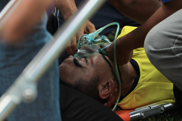 Kiper berusia 38 tahun itu jatuh pingsan sehingga langsung dibawa ke rumah sakit dengan menggunakan ambulans. 