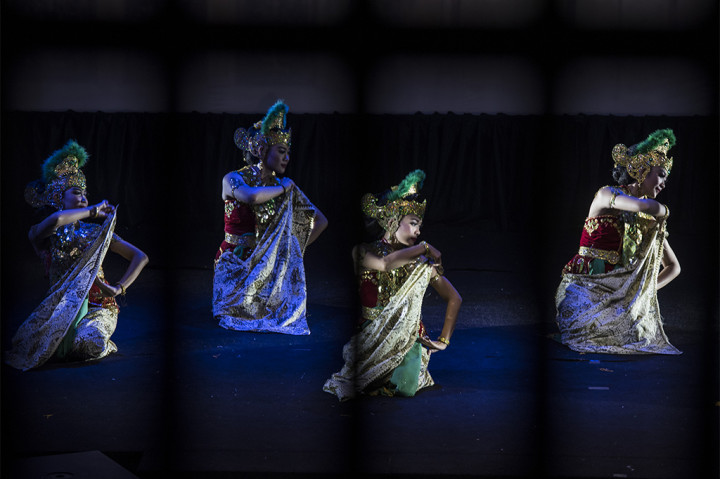 Penari membawakan tarian Rineka Dewi dari Maestro tari klasik Sunda Indrawati Lukman dalam pentas Temu Dua Maestro di De Majestic Braga, Bandung, Jawa Barat.