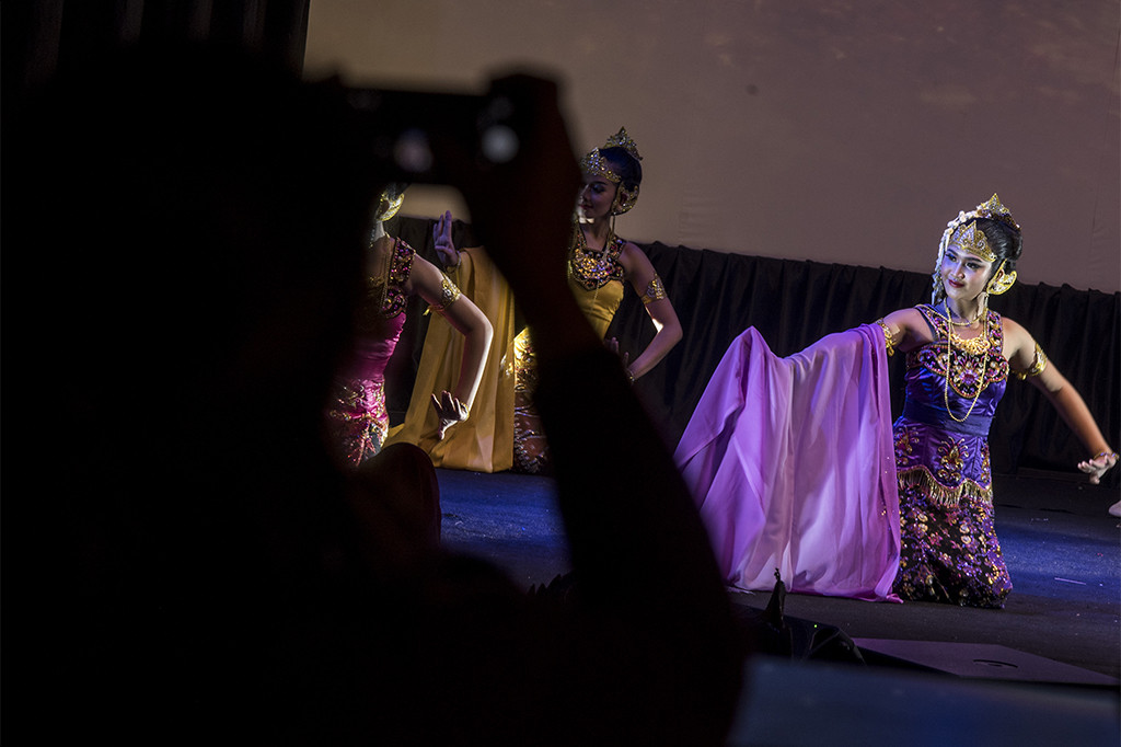 Penari membawakan tarian Katumbiri dari Maestro tari klasik Sunda Irawati Durban dalam pentas Temu Dua Maestro di De Majestic Braga, Bandung.
