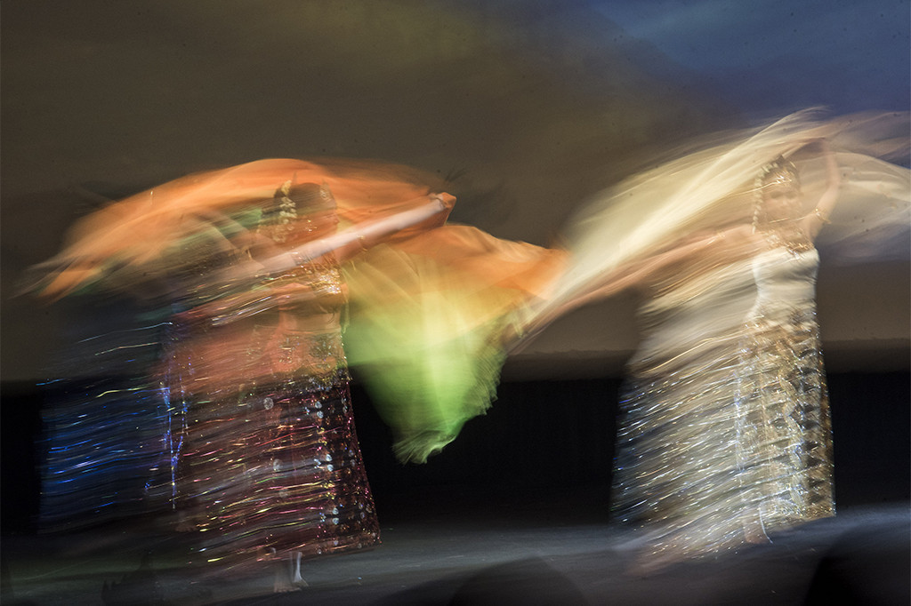 Pertunjukan seni tari tersebut mengangkat kisah tentang tarian putri berkarakter halus yang menggambarkan keindahan dan kecantikan pelangi melalui kekayaan gradasi warna tujuh selendang yang digunakan para penari. 