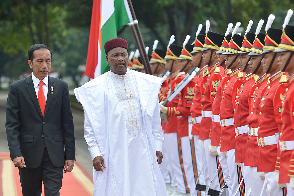 Presiden Joko Widodo (Jokowi) menggelar pertemuan bilateral dengan Presiden Republik Niger, Mahamadou Issoufou di Istana Merdeka.