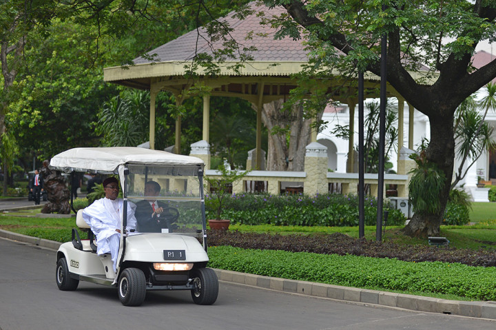 Presiden Jokowi juga mengajak Presiden Republik Niger Issoufou Mahamadou berkeliling Istana Merdeka menggunakan mobil golf.