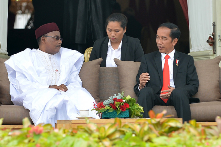 Presiden Joko Widodo mengajak Presiden Republik Niger Issoufou Mahamadou berbincang di beranda atau 