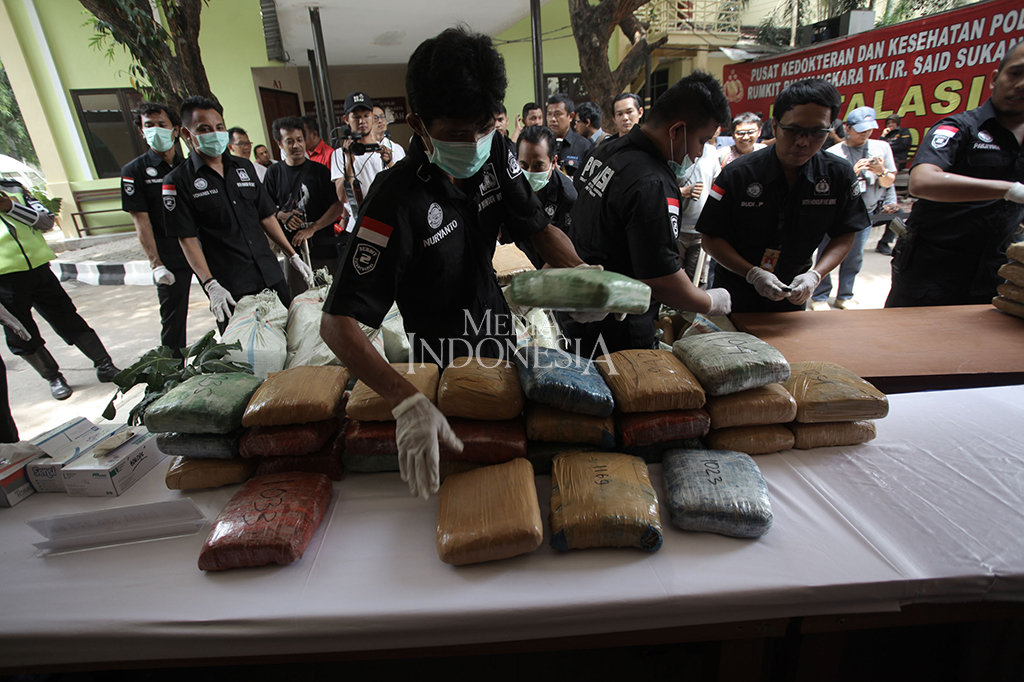 Polisi juga menangkap empat tersangka, salah satunya ditembak mati karena melawan saat hendak ditangkap.