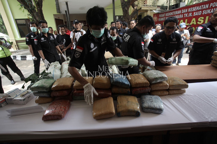 Polisi juga menangkap empat tersangka, salah satunya ditembak mati karena melawan saat hendak ditangkap.