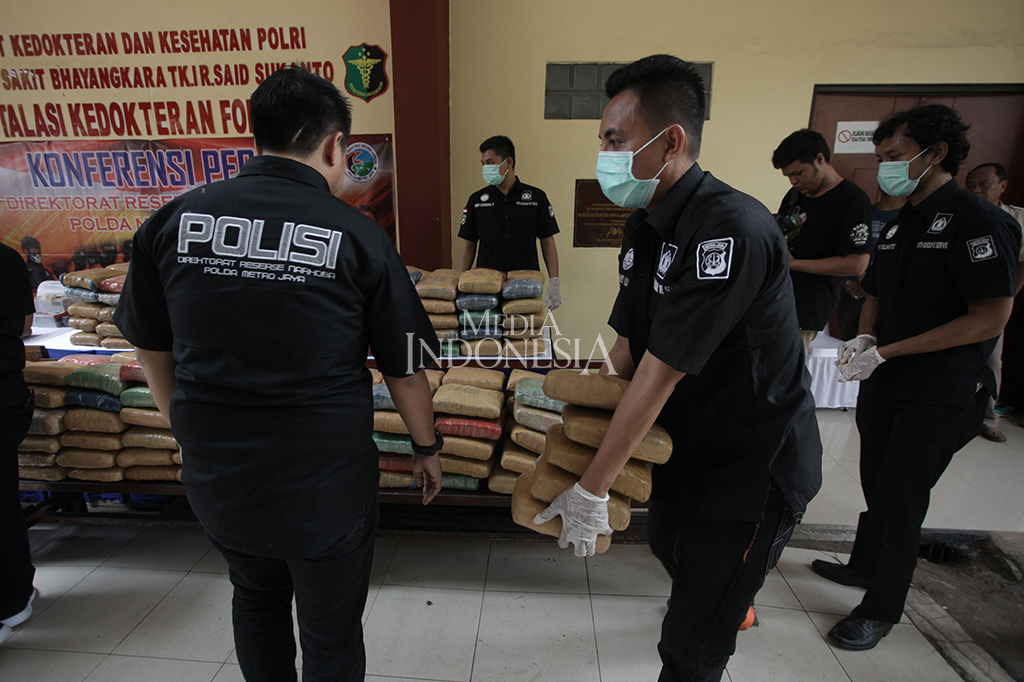 Kabid Humas Polda Metro Jaya Kombes Raden Prabowo Argo Yuwono menyampaikan, para pelaku merupakan jaringan peredaran ganja Aceh-Jakarta.
