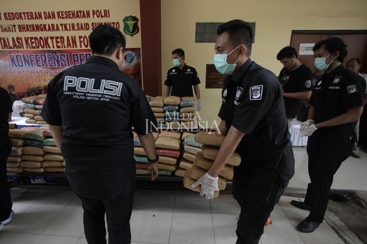 Kabid Humas Polda Metro Jaya Kombes Raden Prabowo Argo Yuwono menyampaikan, para pelaku merupakan jaringan peredaran ganja Aceh-Jakarta.
