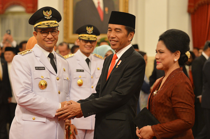 Presiden Joko Widodo didampingi Ibu Negara Iriana Joko Widodo memberikan ucapan selamat kepada Gubernur DKI Jakarta Anies Baswedan disaksikan Wakil Gubernur Sandiaga Uno saat pelantikan, di Istana Negara, Jakarta.
