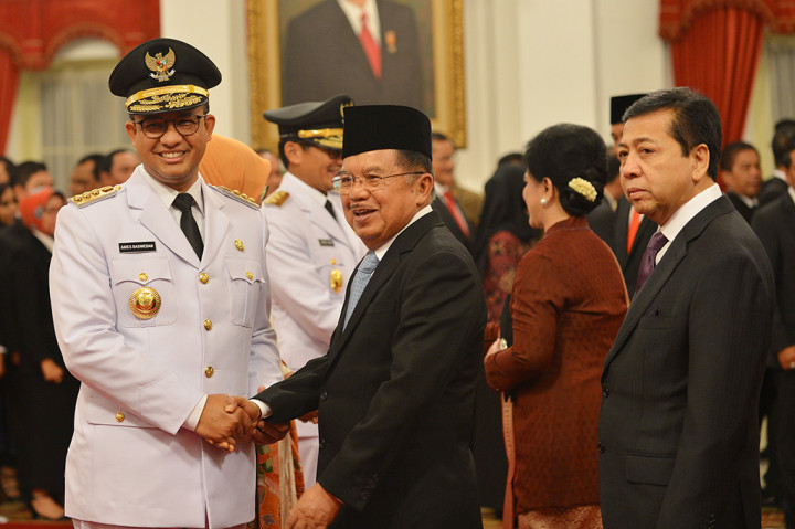 Wakil Presiden Jusuf Kalla dan Ketua DPR Setya Novanto  memberikan ucapan selamat kepada Gubernur DKI Jakarta Anies Baswedan saat pelantikan, di Istana Negara, Jakarta.