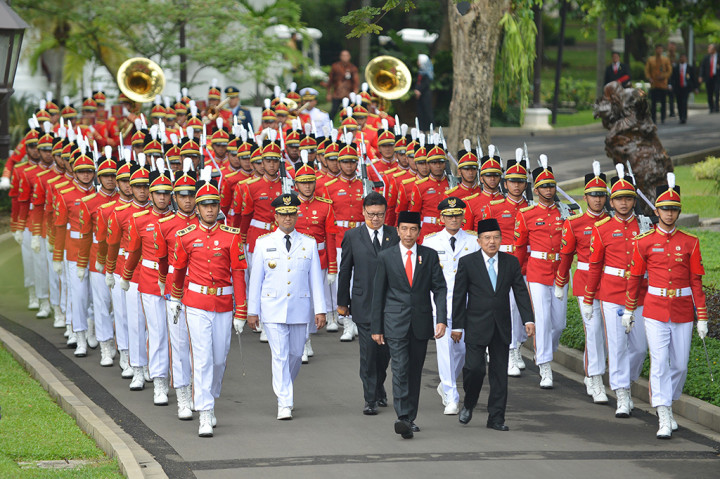 Sebelum pembacaan sumpah, digelar prosesi kirab yang dipimpin oleh Presiden Joko Widodo dan Wakil Presiden Jusuf Kalla.