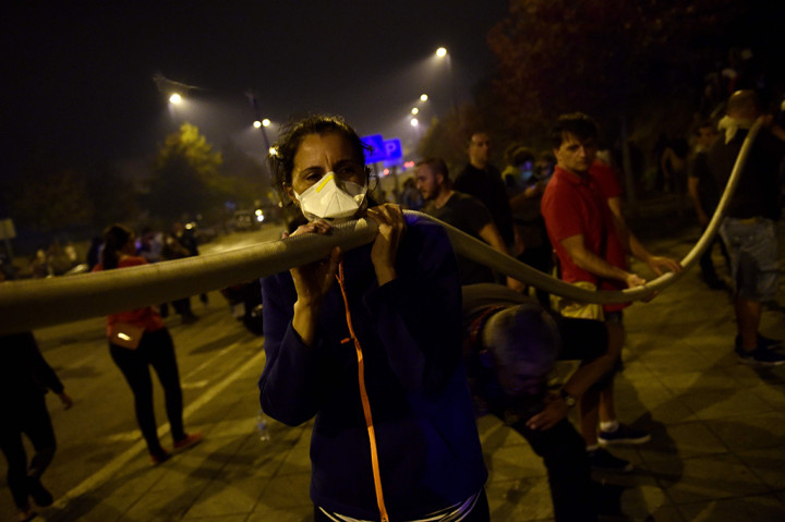 Di Spanyol, pihak berwenang menyebut ada 17 titik kebakaran yang merenggut korban tewas. Kepala Otoritas Daerah, Alberto Nunez Feijoo, menilai kebakaran hutan ini dipicu secara sengaja. 
