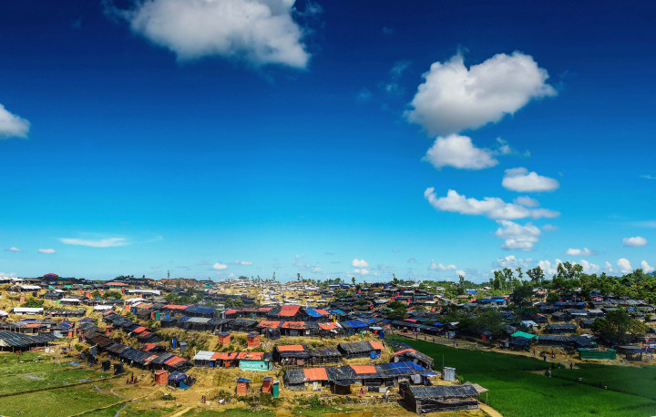 Pemandangan sebuah penampungan sementara pengungsi Rohingya di bantaran Sungai Naf. Pemerintah Bangladesh berupaya memindahkan ke pengungsian yang lebih aman dari banjir.