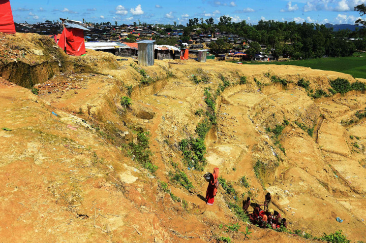 Sekelompok anak pengungsi mendaki bukit menuju sumber mata air bersih. Buruknya sanitasi adalah masalah utama selain ancaman banjir dan longsor.