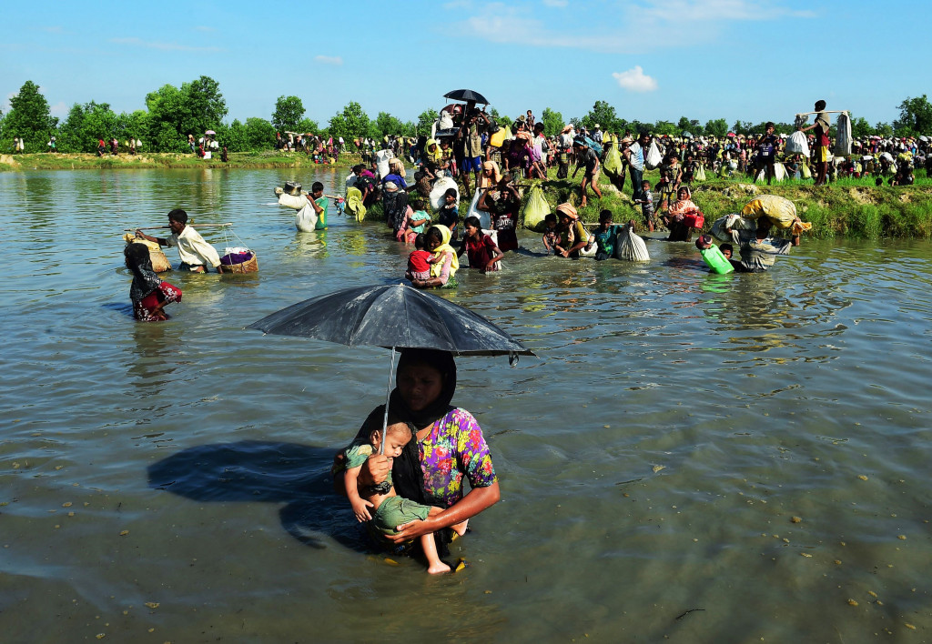 Sungai Naf merupakan jalur pengungsian paling padat. Para pengungsi nekat berjalan kali menyeberangi kanal-kanal sungai yang dangkal.