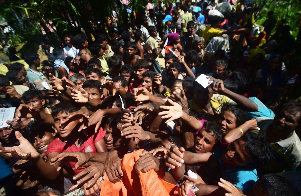 Sementara lainnya mengantri pembagian bahan makanan oleh UNHCR. Badan PBB yang menangani pengungsi ini mencatat hampir 600 ribu orang ditampung di Bangladesh.