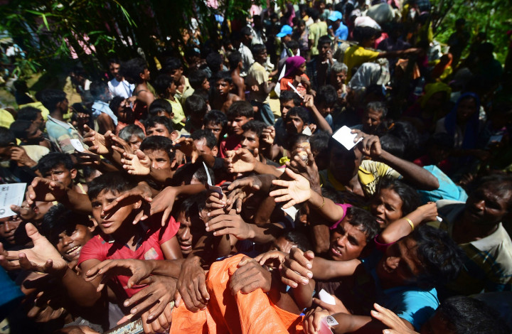 Sementara lainnya mengantri pembagian bahan makanan oleh UNHCR. Badan PBB yang menangani pengungsi ini mencatat hampir 600 ribu orang ditampung di Bangladesh.