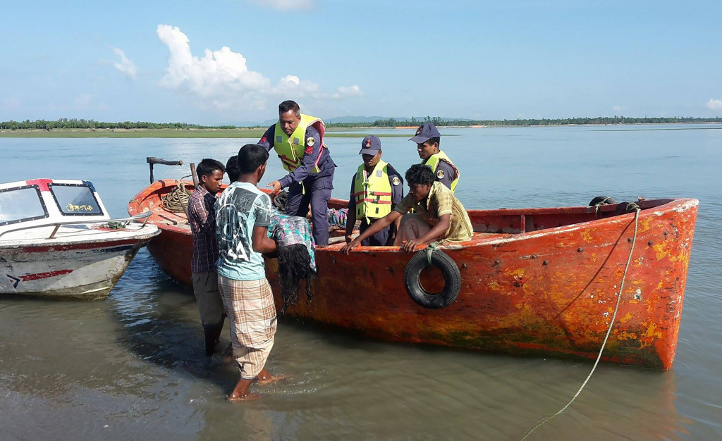 Pasukan penjaga pantai Bangladesh memindahkan jasad pengungsi yang berhasil dievakuasi dari perairan muara Sungai Naf.