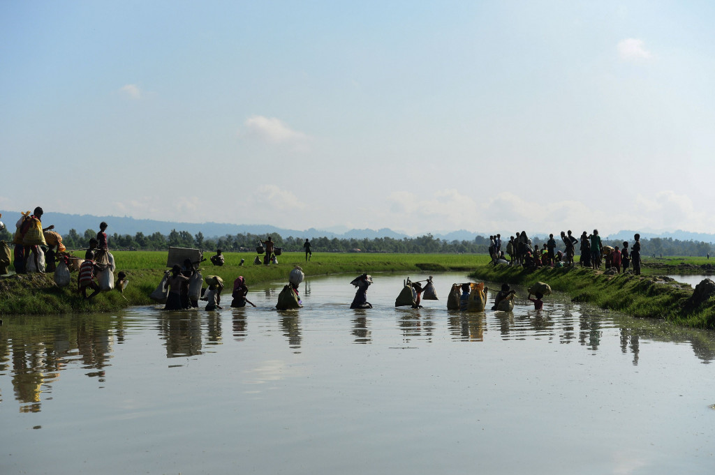 Semenjak Bangladesh membuka perbatasannya, setiap hari ada ratusan pengungsi Rohingya yang berdatangan.