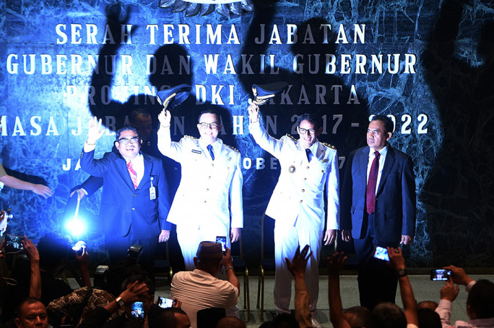 Plh Gubernur DKI Saefullah menggantikan Djarot Saiful Hidayat di sertijab Anies Baswedan-Sandiaga Uno. Dirjen Otda Kemendagri Sumarsono beserta jajaran pimpinan DPRD DKI ikut menyaksikan sertijab ini.
