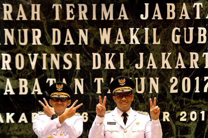 Saat berfoto, Anies-Sandi tampak melambaikan salam 2 jari dan salam OK OCE.