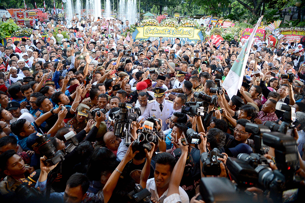 Gubernur dan Wakil Gubernur DKI Jakarta Anies Baswedan dan Sandiaga Uno disambut para pendukung setibanya di Balaikota DKI Jakarta.