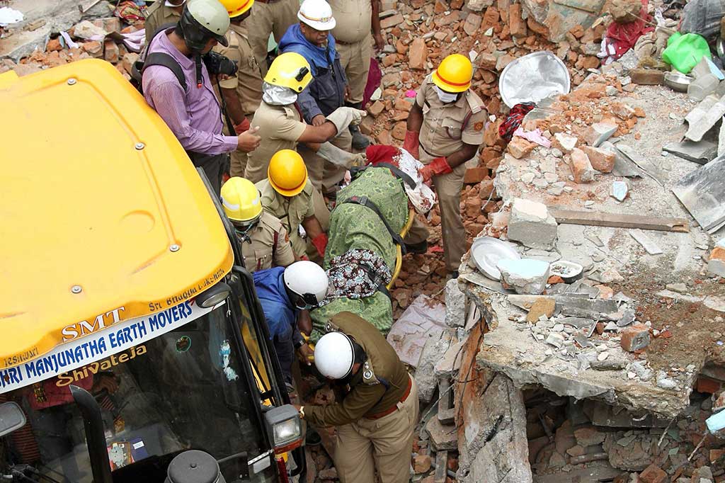 Sedikitnya enam orang tewas dan tiga lainnya terluka setelah ledakan tabung gas menyebabkan sebuah blok apartemen di Bangalore runtuh.