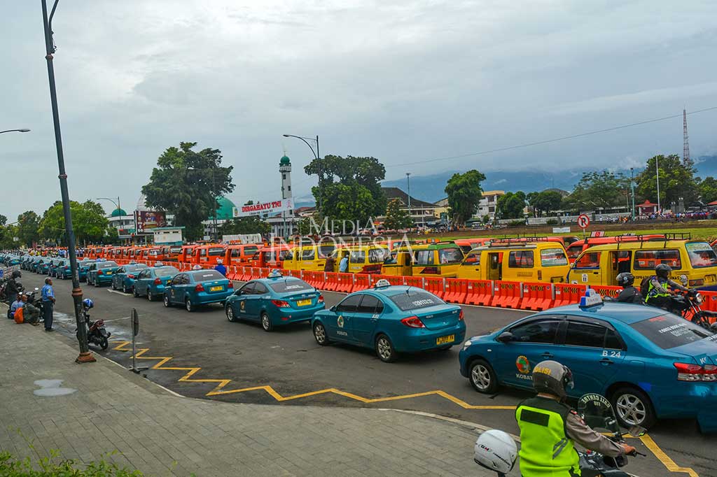 Para pekerja transportasi konvensional yang tergabung dalam Forum Transportasi Banyumas (Fortas) tersebut melakukan mogok dan unjuk rasa menuntut agar Pemkab Banyumas mengeluarkan aturan yang melarang keberadaan transportasi online. MI/Liliek Dharmawan