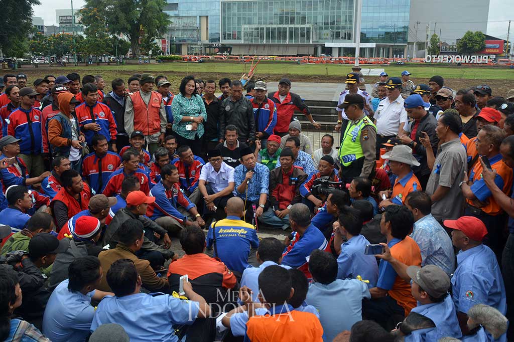 Bupati Banyumas Achmad Husein di tengah-tengah massa menyatakan telah mendengar aspirasi para pengunjuk rasa. 