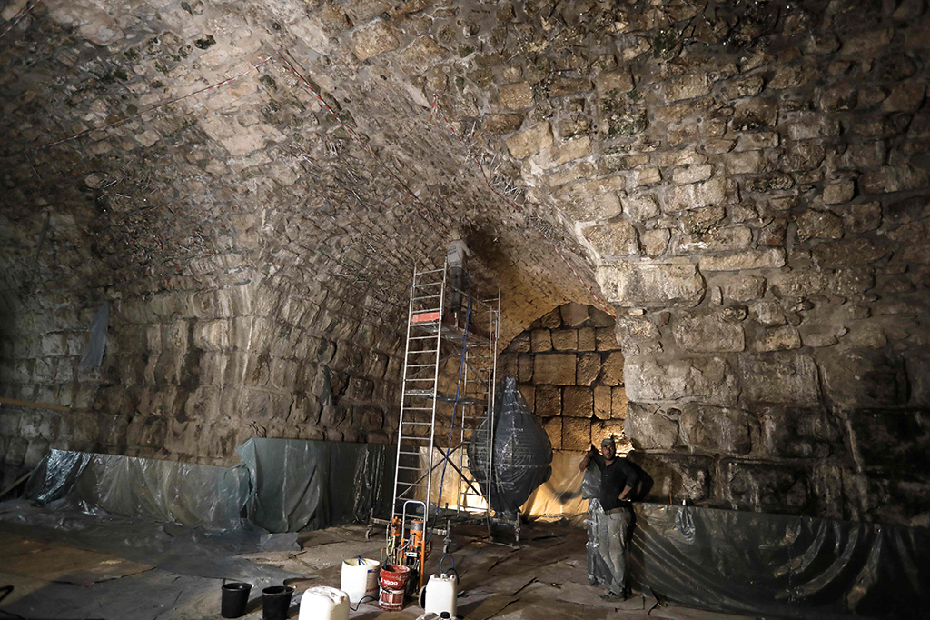 Disebutkan, jalur menuju arena teater itu terbuat dari bongkahan batu-batu besar. Keberadaan ruang teater itu pun terungkap setelah penggalian sedalam delapan meter.