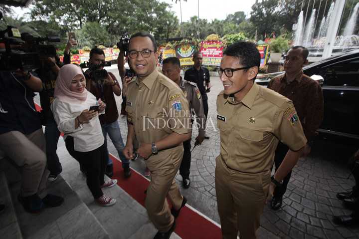 Anies dan Sandi tiba bersamaan di Gedung Balai Kota, Jalan Medan Merdeka Selatan, Jakarta Pusat.