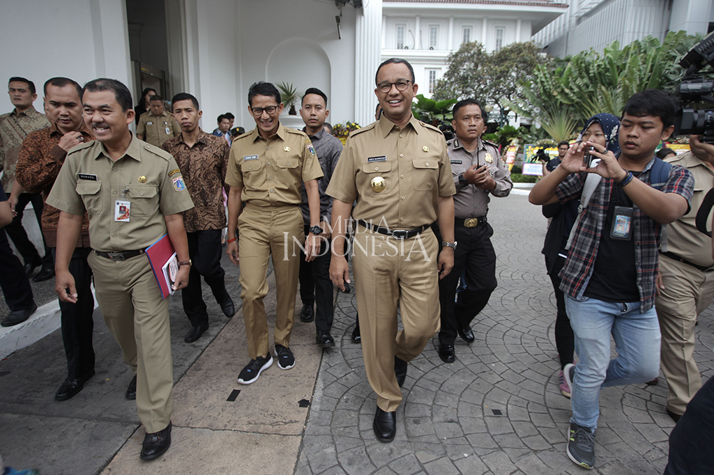 Didampingi oleh pejabat Pemprov DKI Jakarta, Anies-Sandi berkeliling Balai Kota.
