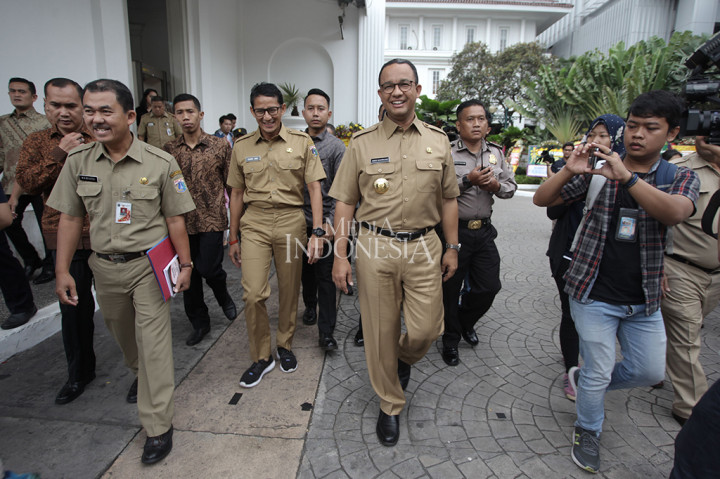 Didampingi oleh pejabat Pemprov DKI Jakarta, Anies-Sandi berkeliling Balai Kota.