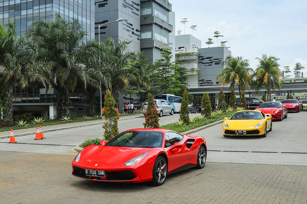 Para mahasiswa ini merasakan sensasi di kabin Ferrari dengan mengitari area kampus Binus dan Alam Sutera.